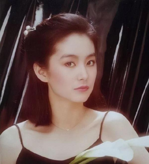 16年后遇初恋速订婚这是一个非常有趣和浪漫的故事情节。在人生的旅途中，初恋往往是最令人难以忘怀的，即使过了很多年，那段感情仍然可能深深地留在心底。如果在时隔16年后，你再次遇到初恋对象，并且迅速订婚，那真的是一段非常美好的缘分。